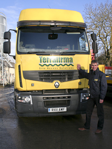 Hugh Robertson, Geschäftsführer von Terrafirma, neben einem Dura-Base Lkw