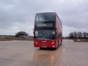 London Bus auf einer temporären Straße aus Dura-Base Matten