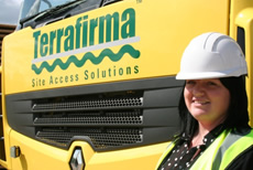 Emma Hickmott, Logistik-Supervisorin, steht neben einem Terrafirma Lkw